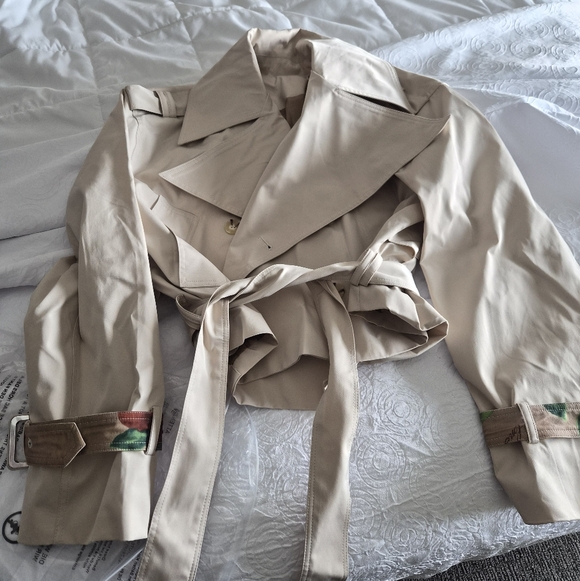 Cropped Beige Trench Coat - Picture 9 of 12